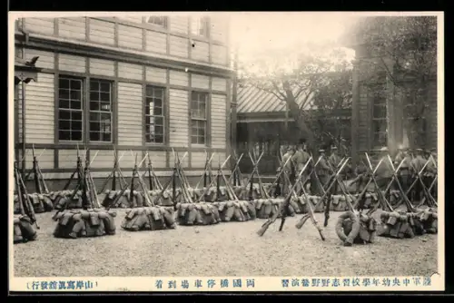 AK Gewehre und Tornister der japanischen Infanterie bei einer Inspektion