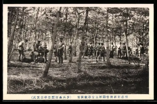 AK Japanisches Heer bei einer Marschpause im Wald