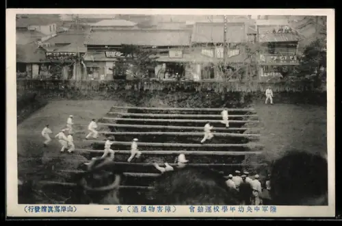 AK Japanische Soldaten beim Balancieren auf Baumstämmen während einer Vorführung