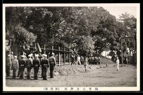 AK Japanische Soldaten bei sportlichen Übungen am Reck
