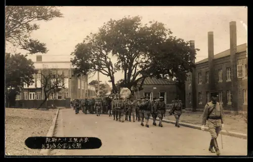AK Japanische Infanterie auf dem Marsch auf Kasernengelände