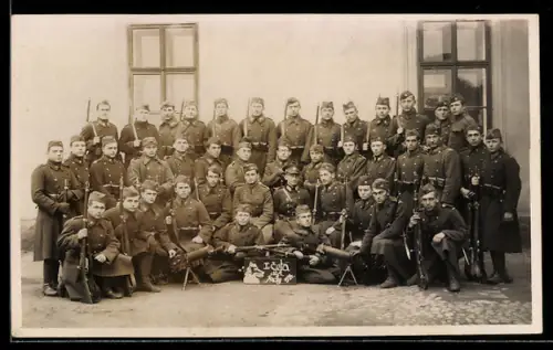 Foto-AK Gruppenfoto tschechischer Soldaten in Uniformen