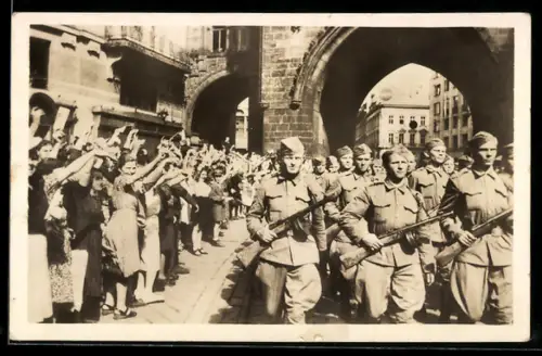 AK Tschechische Infanteristen auf Marsch durch eine Stadt, Tag der Armee 6.10.1951