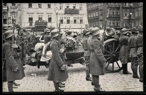 AK Prag / Praha, Defile Dustojniku pred Rakvemi na Staromestskem namesti