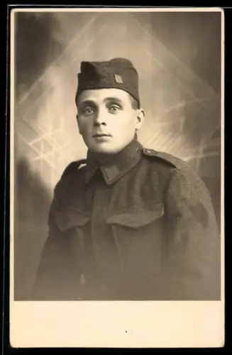 Foto-AK Portrait eines tschechischen Soldaten in Uniform mit Feldmütze