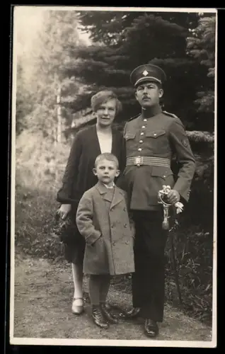 Foto-AK Tschechischer Offizier in Uniform mit Säbel mit seiner Familie