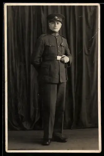 Foto-AK Tschechischer Soldat in Uniform mit Schirmmütze, 1935