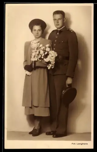 Foto-AK Tschechischer Soldat in Uniform mit Schirmmütze mit seiner Frau