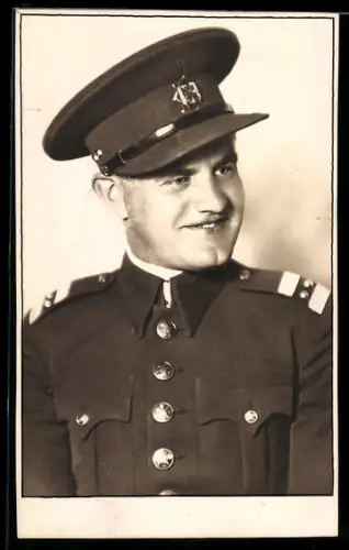 Foto-AK Tschechischer Soldat in Uniform mit Schirmmütze, 1934