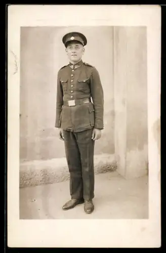 Foto-AK Tschechischer Soldat in Uniform mit Schirmmütze