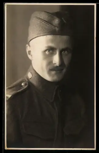 Foto-AK Tschechischer Soldat in Uniform mit Schirmmütze