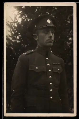 Foto-AK Tschechischer Soldat in Uniform mit Schirmmütze