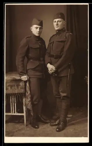 Foto-AK Zwei tschechische Soldaten in Uniform mit Feldmütze und Bajonett