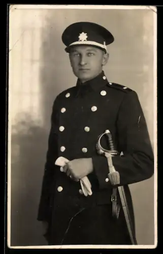 Foto-AK Tschechischer Offizier in Uniform mit Schirmmütze und Säbel