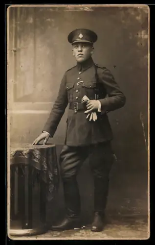 Foto-AK Tschechischer Soldat in Uniform mit Schirmmütze