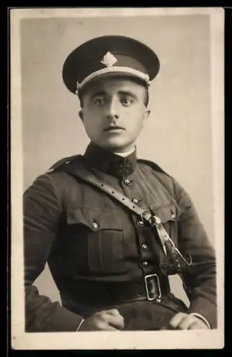 Foto-AK Tschechischer Offizier in Uniform mit Schirmmütze und Schulterriemen