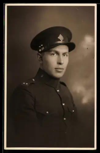 Foto-AK Tschechischer Soldat in Uniform mit Schirmmütze