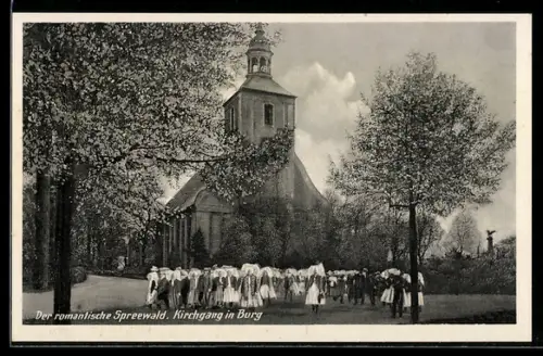 AK Burg /Spreewald, Kirchgang, Kirche mit Trachtengruppe