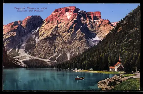 AK Lago di Braies /Val Pusteria, Vista delle Dolomiti e chiesa pittoresca con barca sul lago