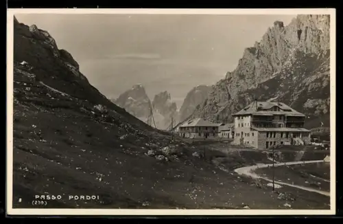 AK Passo Pordoi, Veduta panoramica con edifici tra le montagne