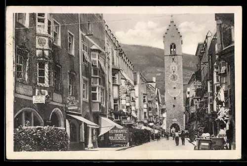 AK Vipiteno, Veduta della strada principale con torre storica e ristoranti