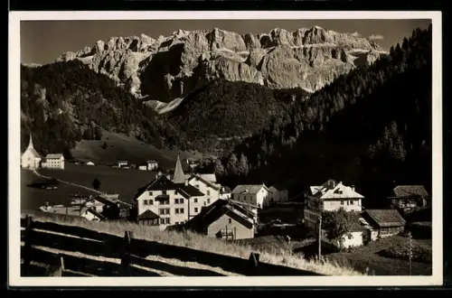 AK Selva /Gardena, Veduta panoramica delle Dolomiti e del villaggio alpino