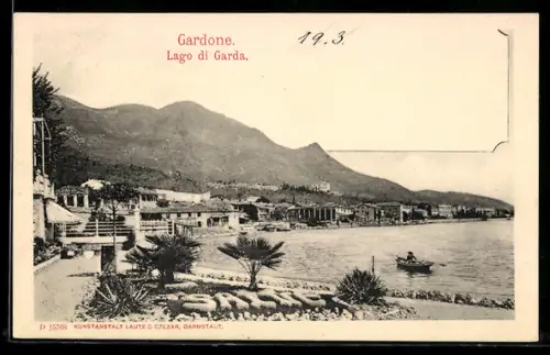 AK Gardone /Lago di Garda, Vista del lungolago con barca e montagne sullo sfondo
