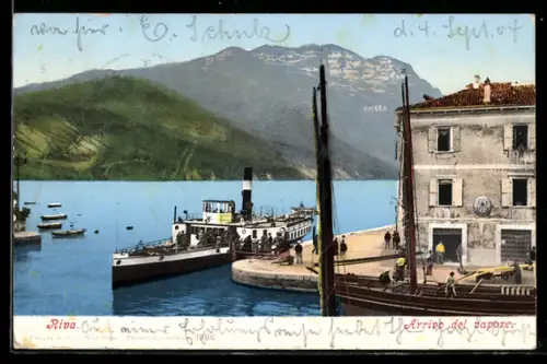 AK Riva, Arrivo del vapore al molo con montagne sullo sfondo