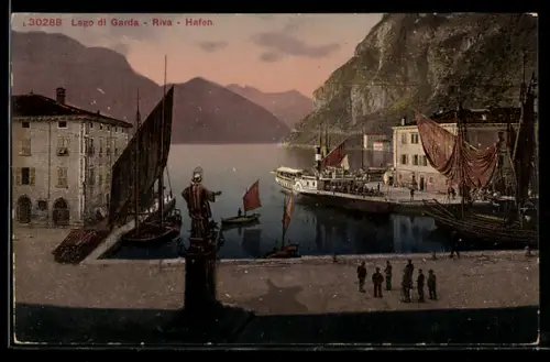 AK Riva /Lago di Garda, Veduta del porto al tramonto con statue e barche a vela