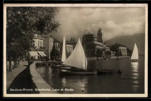 AK Gardone-Riviera /Lago di Garda, Grandhotel con barche a vela sul lago