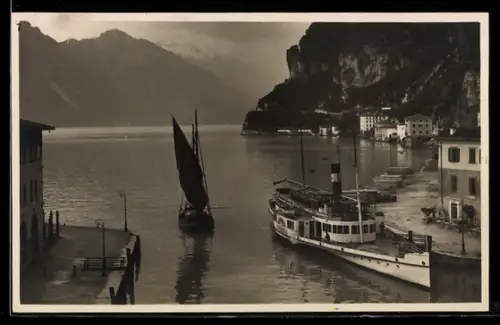 AK Riva /Lago di Garda, Il porto di Riva con barche e montagne sullo sfondo
