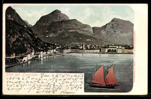 Lithographie Riva /Gardasee, Vista panoramica con barca a vela sul lago e montagne sullo sfondo