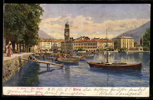 AK Riva, Il porto con barche a vela e edifici storici sullo sfondo