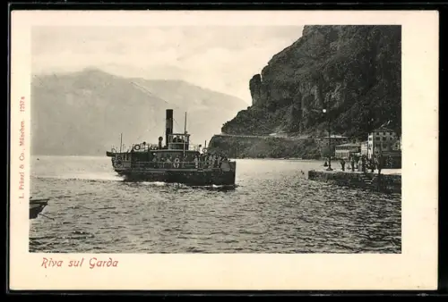 AK Riva sul Garda, Nave a vapore sul lago con montagne sullo sfondo