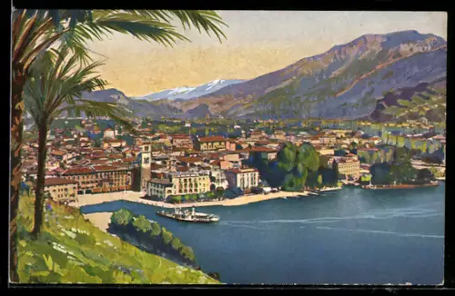 AK Riva /Lago di Garda, Panorama della città con vista sul lago e montagne sullo sfondo