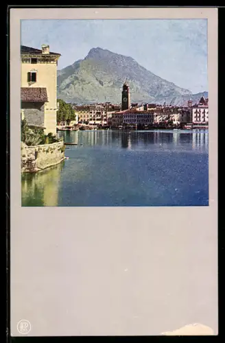 AK Riva /Gardasee, Vista sul lago e sul campanile con montagna sullo sfondo