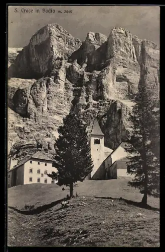 AK Badia, Santuario di Santa Croce, Vista della chiesa e delle montagne imponenti sullo sfondo