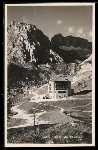 AK Passo Pordoi, Gruppo Sella, Hôtel Pordoi, vista panoramica con montagne e sentiero tortuoso