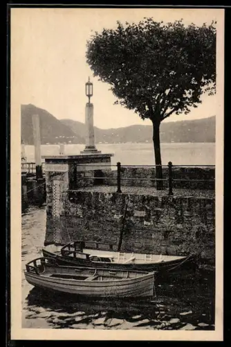 AK Torno /Lago di Como, Barche ormeggiate vicino a un molo con vista sul lago e albero sullo sfondo