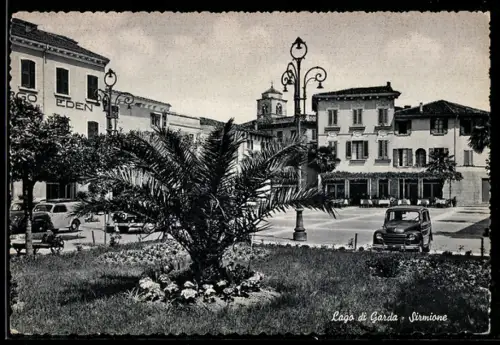 AK Sirmione /Lago di Garda, Piazza con giardino e automobili d`epoca