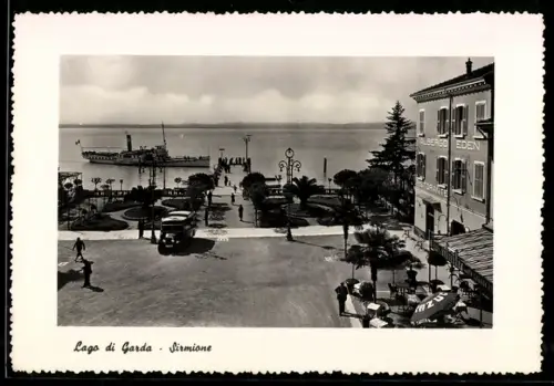 AK Sirmione /Lago di Garda, Vista del lago con battello e giardino in primo piano