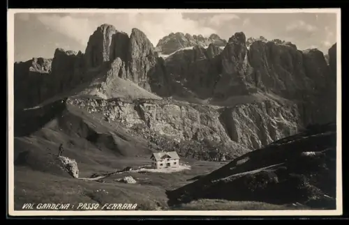 AK Passo Ferrara /Val Gardena, Casa di montagna con sfondo di montagne imponenti