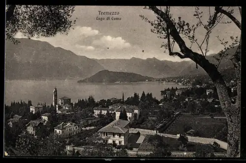 AK Tremezzo /Lago di Como, Vista panoramica del Lago di Como con montagne e case sullo sfondo