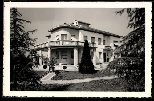 AK Gallarate, Villa Frisoni circondata da alberi e giardino