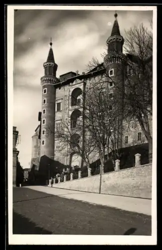 AK Urbino, Potenti e leggiadre, le due torrette del Laurana proteggono le logge ducali