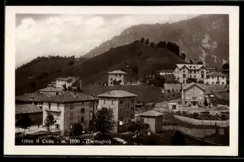 AK Oltre il Colle /Dettaglio, Veduta panoramica del villaggio montano con case e colline sullo sfondo