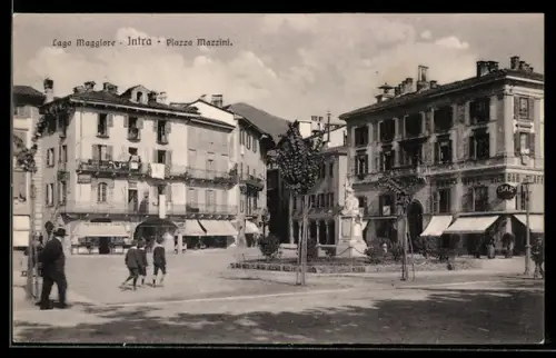 AK Intra /Lago Maggiore, Piazza Mazzini, Vista della piazza con edifici storici