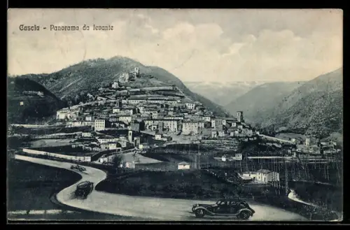 AK Cascia, Panorama da levante con auto in primo piano