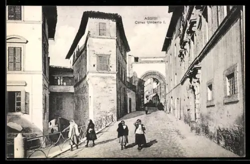 AK Assisi, Corso Umberto I con passanti e architettura storica