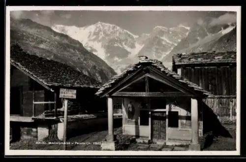 AK Macugnaga-Pecetto, Vista delle montagne e case tradizionali alpini